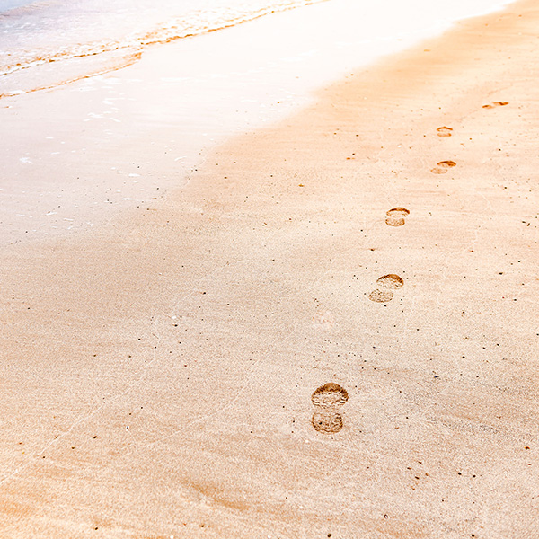 Fußspuren am Strand: Moodbild für dein ortsunabhängiges Online-Business